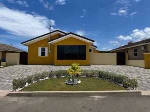 Exterior - Paradise Harbour Tropical Luxury Retreat: Gated Luxury with Full AC & Hot Water (Old Harbour)