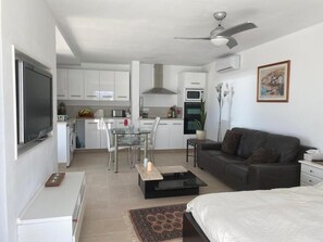 Eine moderne Wohnung mit Wohnzimmer, Küche und Essbereich.