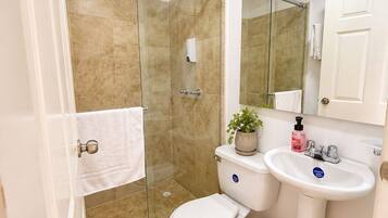 Een douche, handdoeken, zeep, shampoo