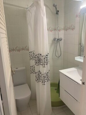 Bathroom - Sea View Apartment - Swimming pool and tennis (L'Escala)