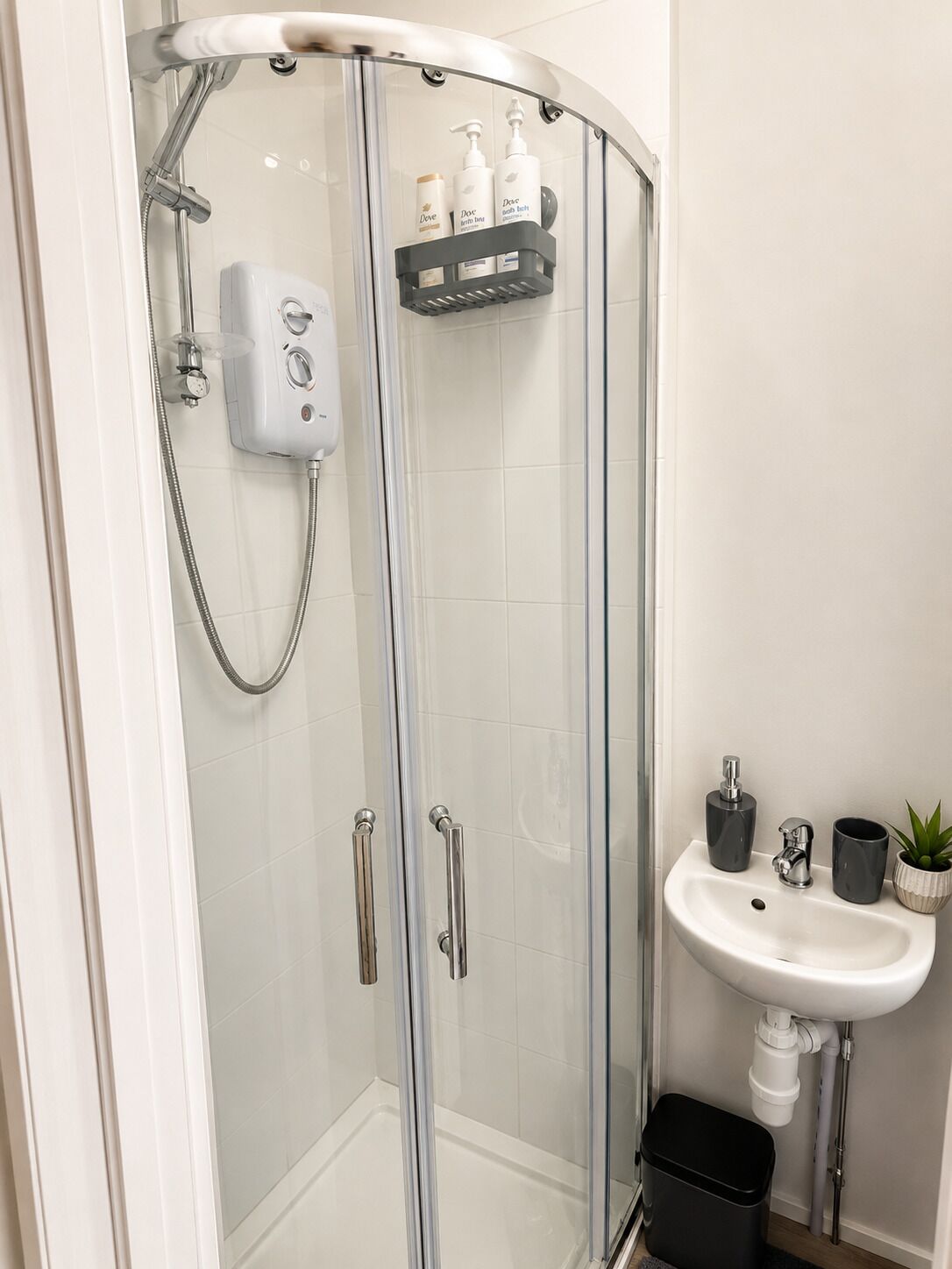 Sèche-cheveux, bidet, serviettes fournies, savon