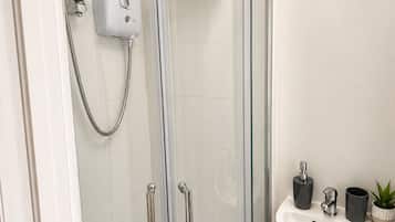 SĂšche-cheveux, bidet, serviettes fournies, savon