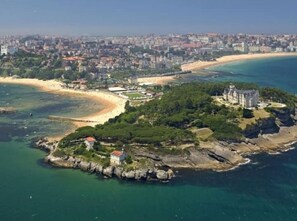 Beach - Downtown Santander... and silence to sleep. (Santander)