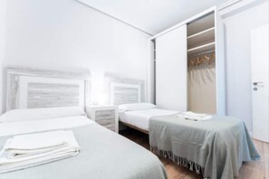 Room - Downtown Santander... and silence to sleep. (Santander)