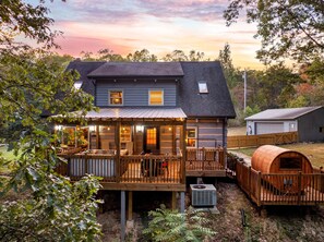 Terrace/patio - Luxe Dog-Friendly Cabin w/ Hot Tub,Sauna,Game Room (Logan)