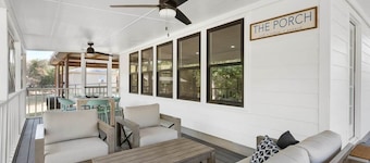 Lakeside Retreat, Hot Tub, Fire Pit, Sleeps 12