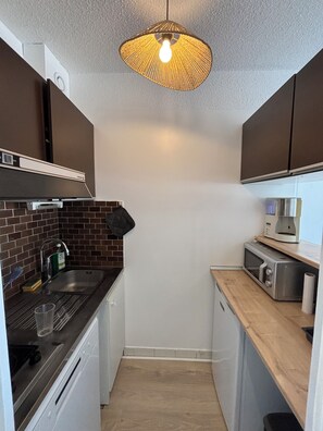 Private kitchen - Vrbo Property (La Grande-Motte)