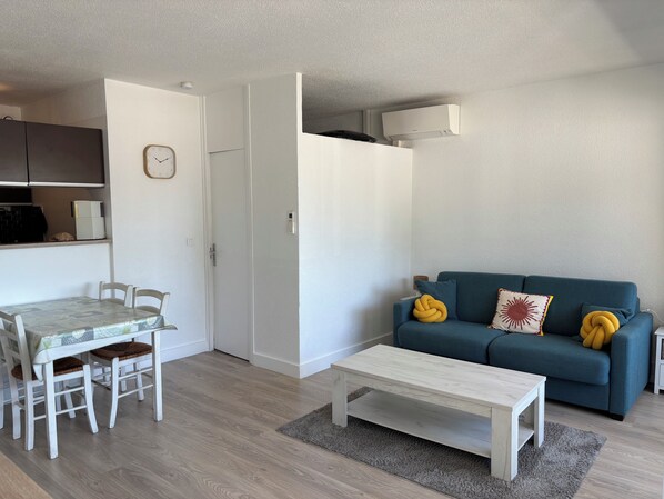 Living area - Vrbo Property (La Grande-Motte)