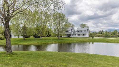 Country Apartment, pond minutes to Stowe & Smugglers Notch perfect for relaxing