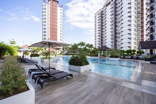     “Modern 1BR Condo – Steps from Beaches & Airport”