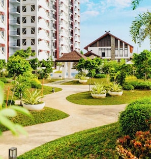Ein Wohngebäude mit Gartenweg, Pflanzkübeln und moderner Architektur.