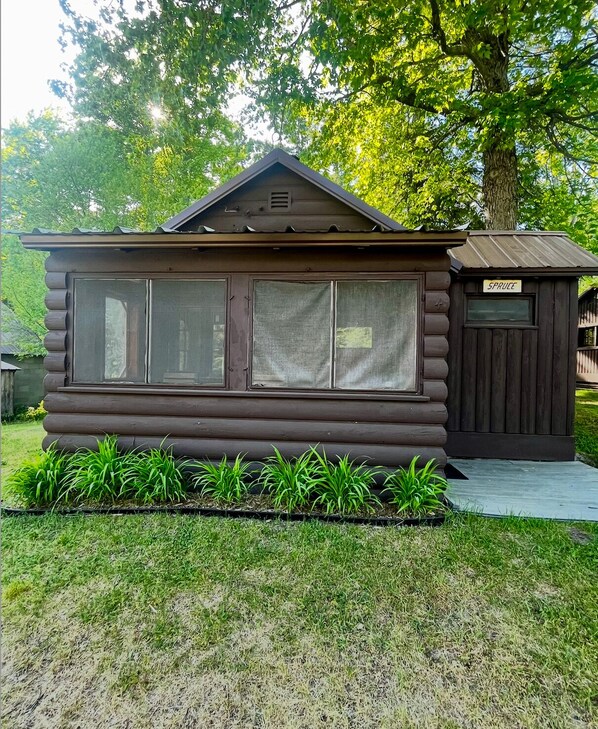 Exterior - Spruce at Hiawatha Cabins (Munising Township)