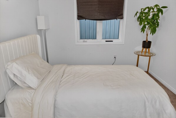 Room - Saint Suites Luxury Executive Home - 4Bed + 3bath (Niagara Falls)