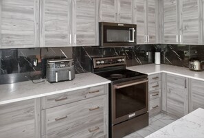 Private kitchen - Saint Suites Luxury Executive Home - 4Bed + 3bath (Niagara Falls)