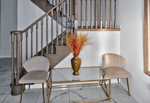 Interior - Saint Suites Luxury Executive Home - 4Bed + 3bath (Niagara Falls)