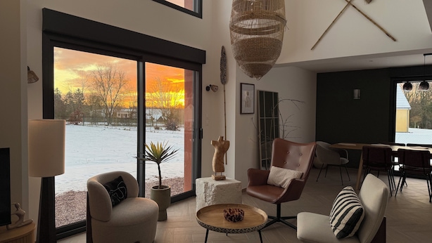 A spacious living room with a large window, a woven light fixture, and a dining area. - Maison Familiale Premium - 20min from Honfleur (Martainville)