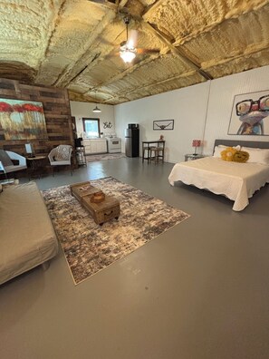 Room - Charming barndominium in Hamilton perfect for a relaxing getaway. (Hamilton)