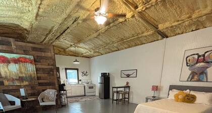 Charming barndominium in Hamilton perfect for a relaxing getaway.