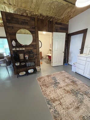 Interior - Charming barndominium in Hamilton perfect for a relaxing getaway. (Hamilton)