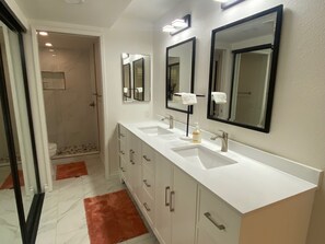 Bathroom -  2  Bedroom Bungalow Condo in Lovely Riviera Gardens in Palm Springs (Palm Springs)