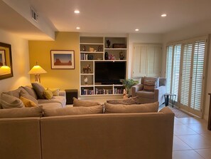 Living area -  2  Bedroom Bungalow Condo in Lovely Riviera Gardens in Palm Springs (Palm Springs)