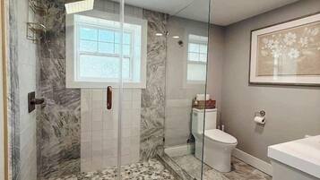 Dusche, Haartrockner, Handtücher