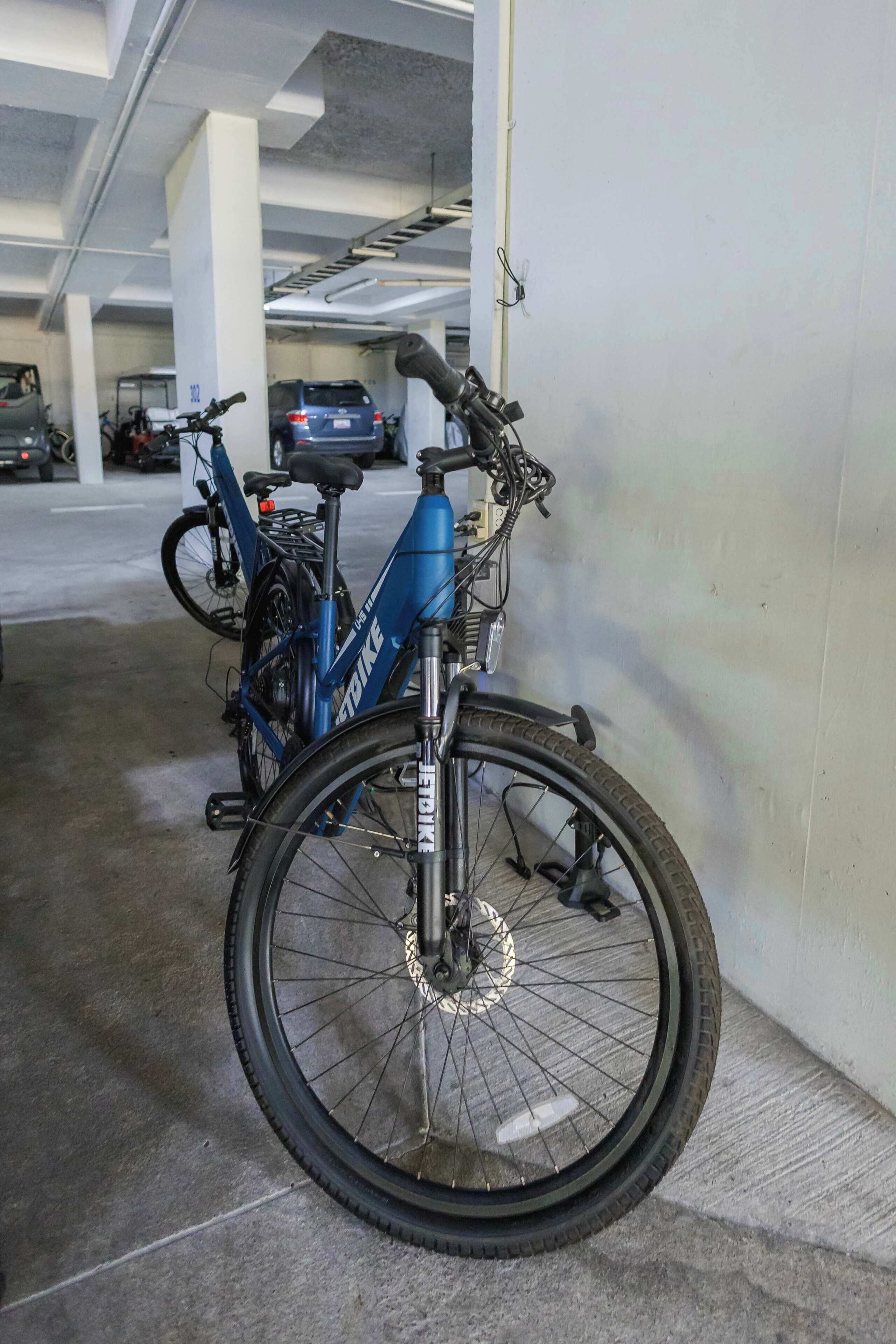 En cykel parkeret i et parkeringshus.