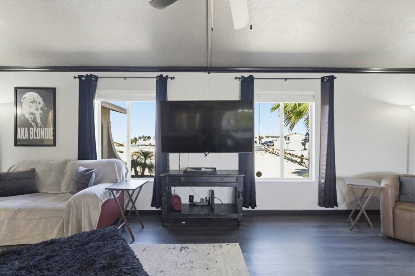 TV, fireplace
