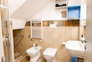 A bathroom with a bidet, toilet, towel rack, and a sink. - B&B Interno SG - Two-room apartment in downtown L'Aquila (L'Aquila)