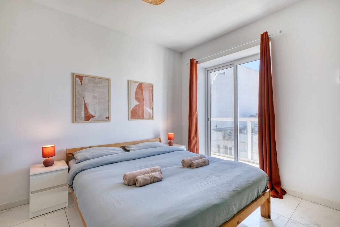 Tabla de planchar con plancha, wifi y ropa de cama 