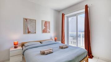 Tabla de planchar con plancha, wifi y ropa de cama
