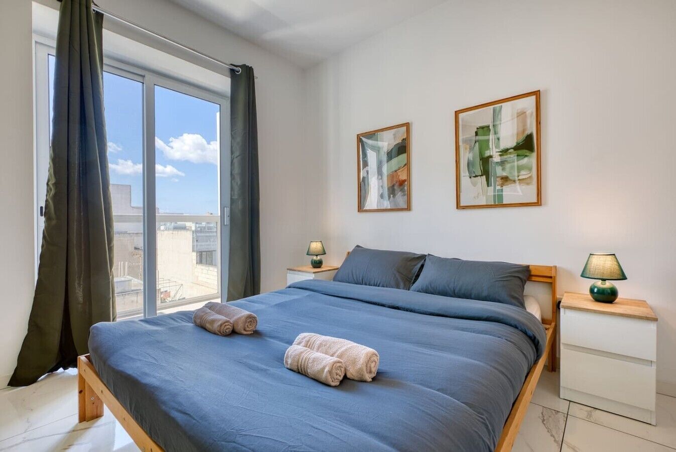 Tabla de planchar con plancha, wifi y ropa de cama 
