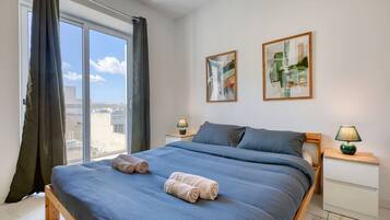 Tabla de planchar con plancha, wifi y ropa de cama