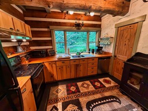 Coffee/tea maker, fridge, microwave, oven - Creekside Cabin - Romantic Couples Getaway! (Ferguson)