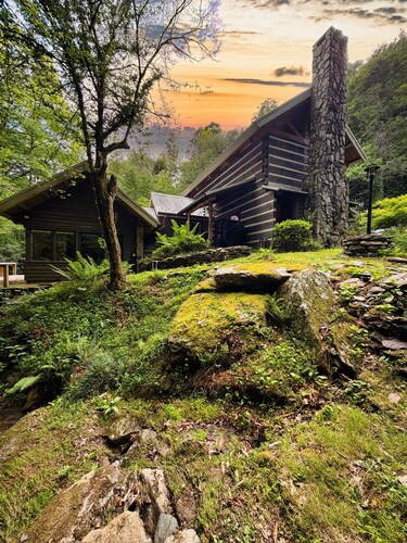 Creekside Cabin - Romantic Couples Getaway!