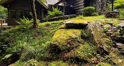 Creekside Cabin - Romantic Couples Getaway!
