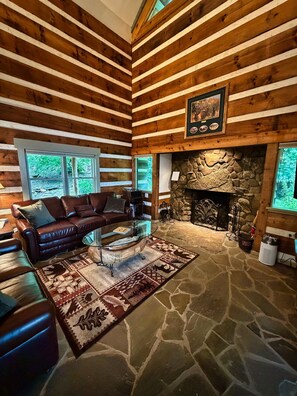 Interior - Creekside Cabin - Romantic Couples Getaway! (Ferguson)