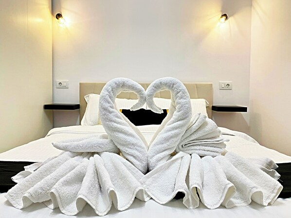 A hotel room with a bed, two nightstands, and a wall-mounted light fixture. - Chic Studio+ FullKitchen+ Free Parking+ Popcorn (Chiajna)