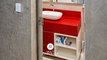 Apartment | Bathroom | Shower, hair dryer, towels, toilet paper
