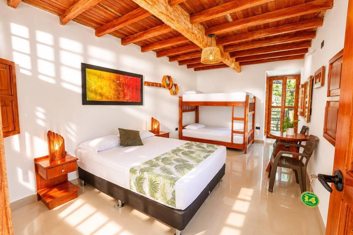 Chambre Quadruple Confort | Wi-Fi gratuit, draps fournis