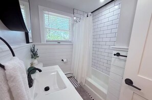 Hårtork, handdukar, tvål och toalettpapper