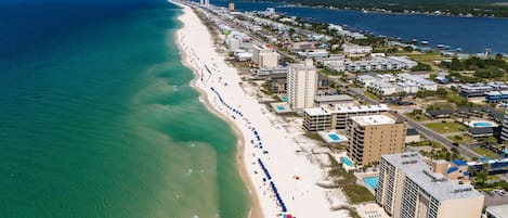 Beach nearby, sun loungers, beach towels