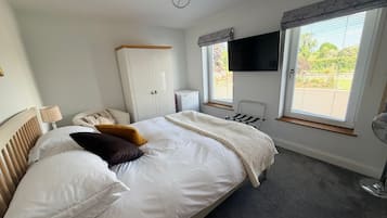 Deluxe Double Room, Garden View | Desk, laptop workspace, soundproofing, iron/ironing board