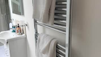 Dusche, Haartrockner, Hausschuhe, Handtücher