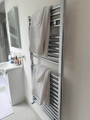 Deluxe Double Room, Garden View | Bathroom - Ardbrin Lodge Guest Accommodation  (Antrim)
