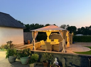 Outdoor dining - Ardbrin Lodge Guest Accommodation  (Antrim)