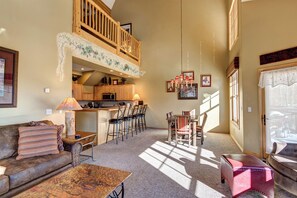 Smart TV, fireplace, table football, ping pong - Summit View Retreat • Walk to Peak 9 & Main St • Garage & Hot Tubs (Breckenridge)