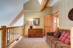Smart TV, fireplace, table football, ping pong - Summit View Retreat • Walk to Peak 9 & Main St • Garage & Hot Tubs (Breckenridge)