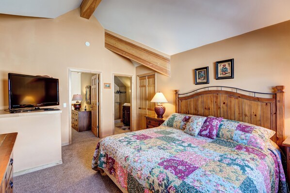 3 bedrooms, desk, iron/ironing board, travel cot - Summit View Retreat • Walk to Peak 9 & Main St • Garage & Hot Tubs (Breckenridge)