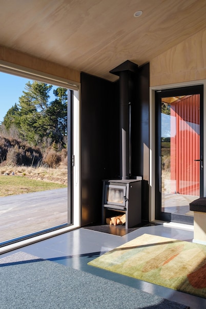 Horopito Hut with stunning views of Mount Ruapehu